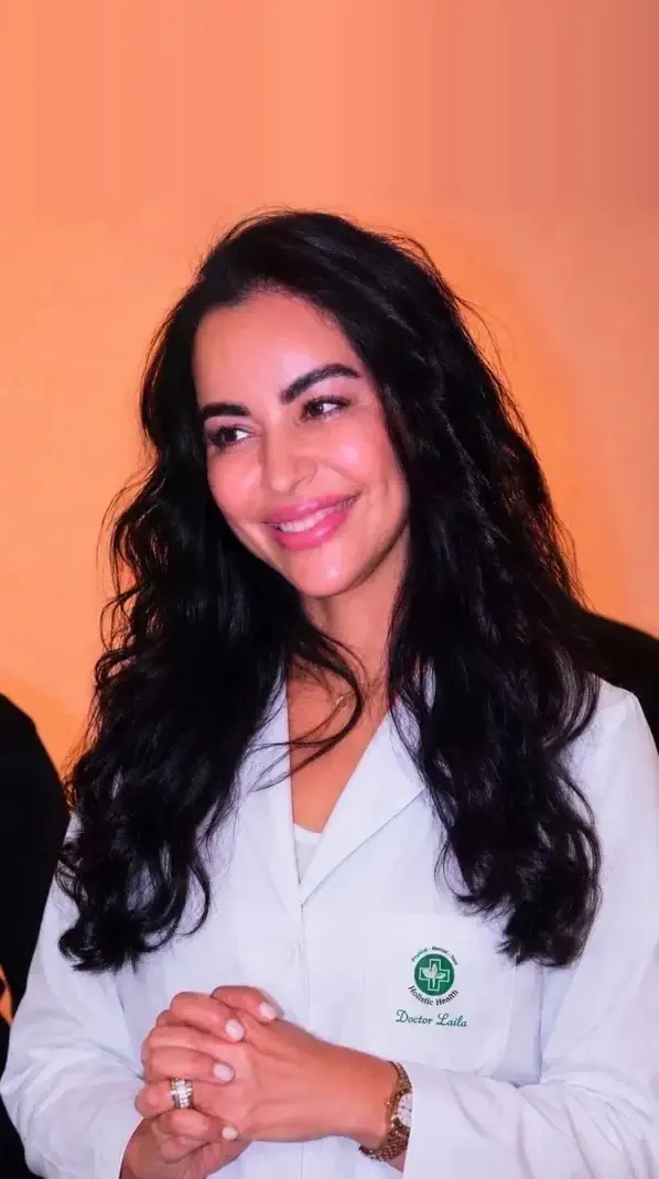 Dr Laila Qottaya en blouse blanche
