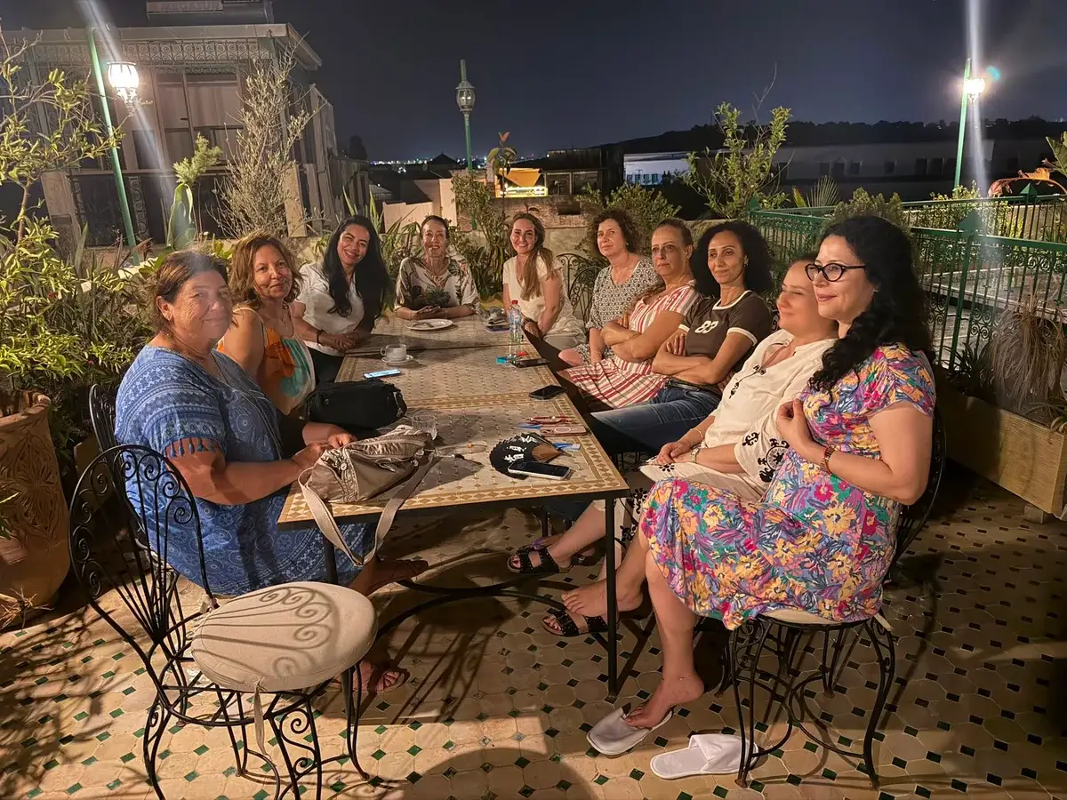 Participantes d’une édition précédente réunies autour d’un dîner
