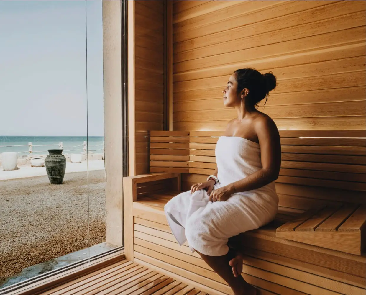 Moment de détente au sauna face à l’océan